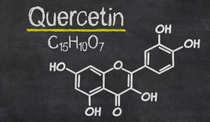 Quercetin là một flavonoid hay sắc tố thực vật được tìm thấy trong nhiều loại trái cây, rau, lá và ngũ cốc